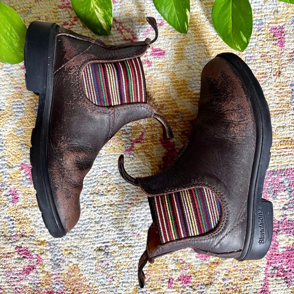 Brown leather Blundstones kids, with rainbow stripes elastic